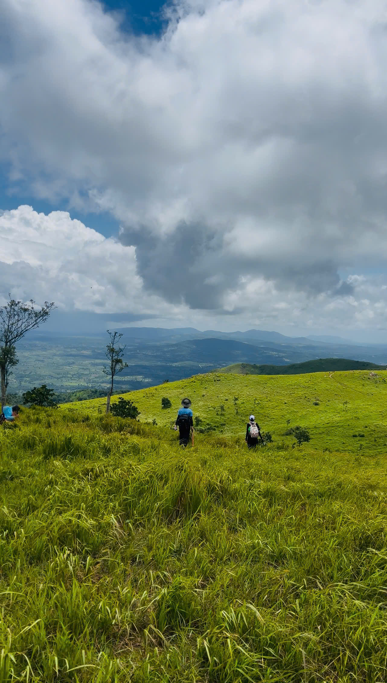 PAL SOL GRASSLAND TREKKING – FULL-DAY TOUR 2 Travellers trekking across Pal Sol Grassland